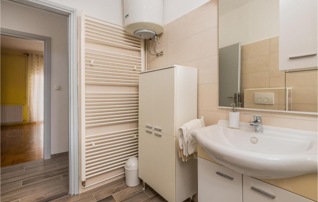 Stunning Apartment In Krk With Kitchen 克尔克 外观 照片