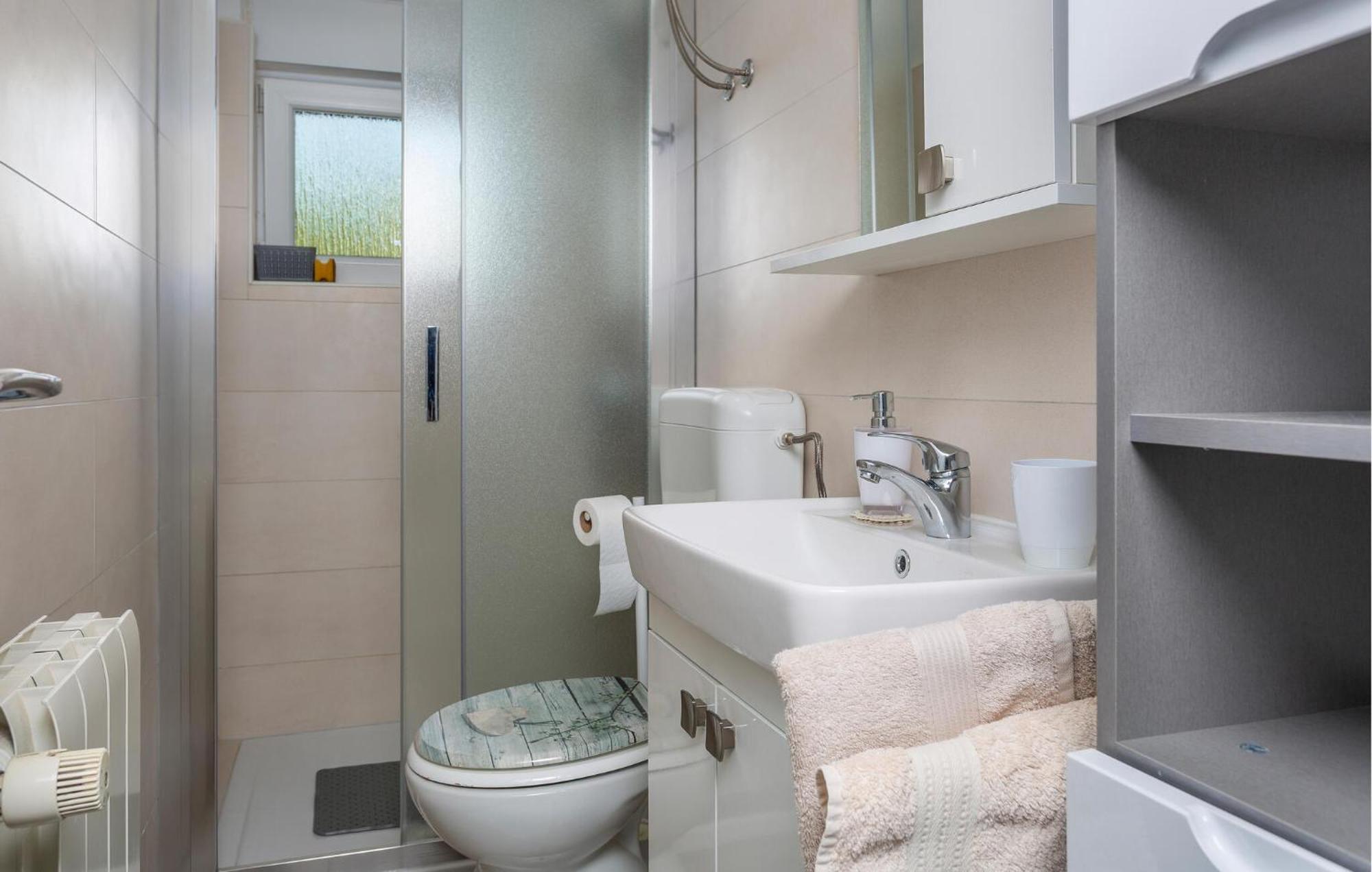 Stunning Apartment In Krk With Kitchen 克尔克 外观 照片